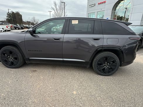 Used 2024 Jeep Wagoneer Launch Edition image 11