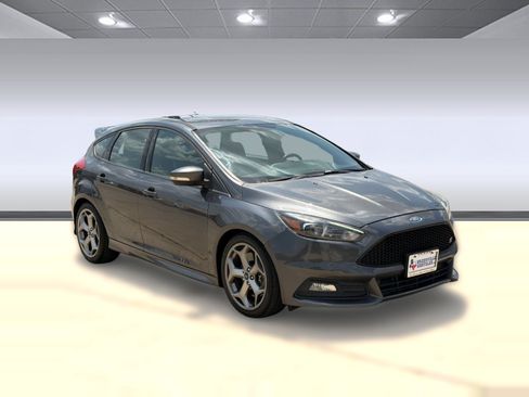 Used 2018 Ford Focus ST w/ Equipment Group 402A FWD image 7