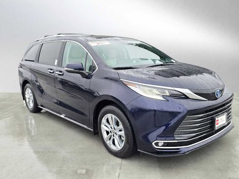 Certified 2025 Toyota Sienna Limited image 7