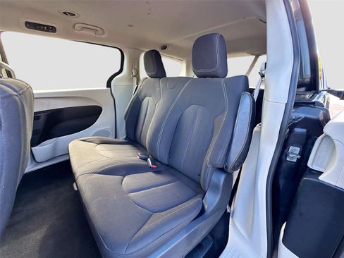 Used 2020 Chrysler Voyager L image 20