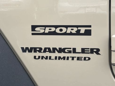 Used 2017 Jeep Wrangler Unlimited Sport w/ Quick Order Package 24S AWD/4WD image 12