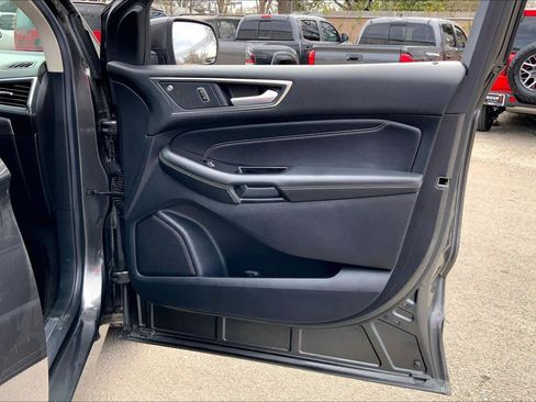Used 2019 Ford Edge Titanium image 21