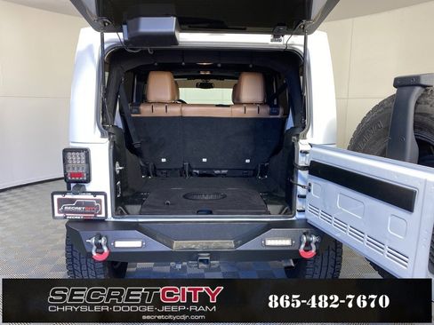 Used 2018 Jeep Wrangler Unlimited Sahara w/ Connectivity Group image 32