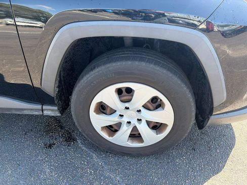 Used 2019 Toyota RAV4 LE FWD image 9