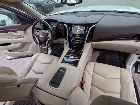 Used 2016 Cadillac Escalade ESV Premium image 40