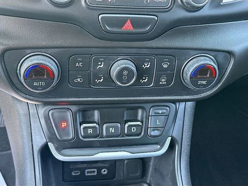 Used 2019 GMC Terrain SLE w/ Driver Convenience Package AWD/4WD image 17