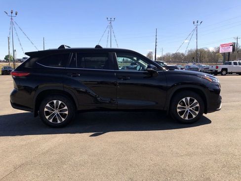 Used 2023 Toyota Highlander XLE AWD/4WD image 6