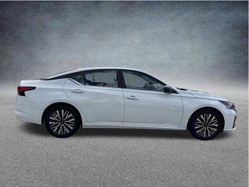 Used 2025 Nissan Altima 2.5 SV FWD image 11