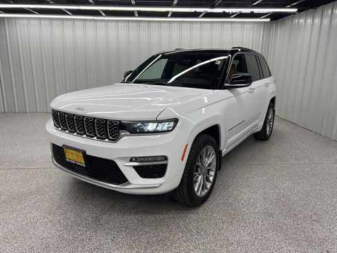 Used 2025 Jeep Grand Cherokee Summit w/ MOPAR Finishing Package AWD/4WD image 3