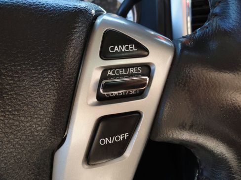 Used 2017 Nissan Titan SV image 15