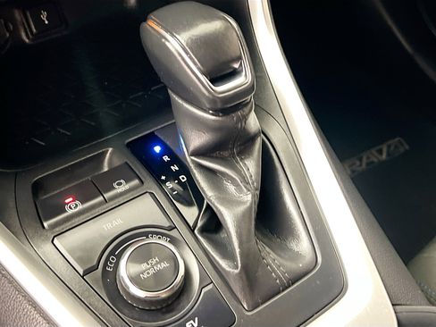 Used 2022 Toyota RAV4 SE image 25