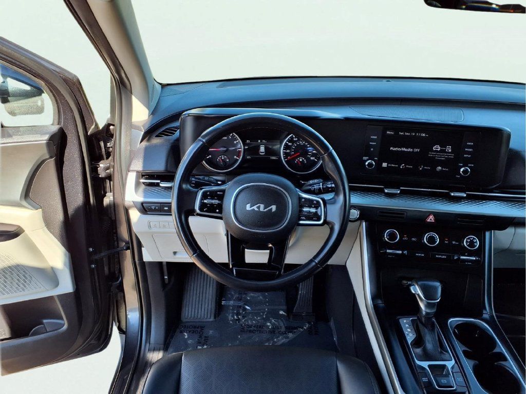 Used 2023 Kia Carnival LX FWD image 9