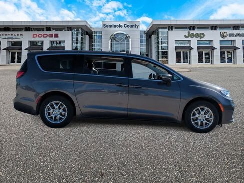 Used 2023 Chrysler Pacifica Touring-L image 9