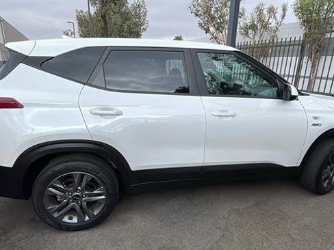 Used 2021 Kia Seltos LX image 2