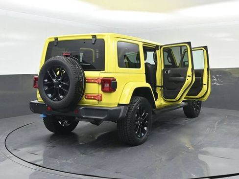 Used 2023 Jeep Wrangler Unlimited Sahara w/ Cold Weather Group AWD/4WD image 27