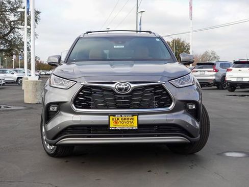New 2026 Toyota Highlander Platinum image 3