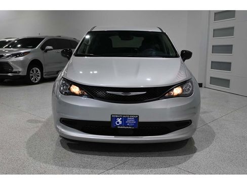 Used 2024 Chrysler Voyager LX FWD image 4