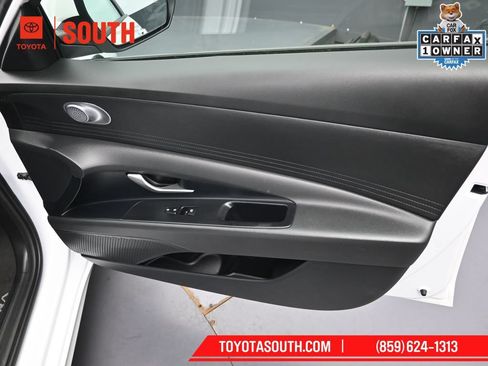 Used 2025 Hyundai Elantra SE FWD image 30