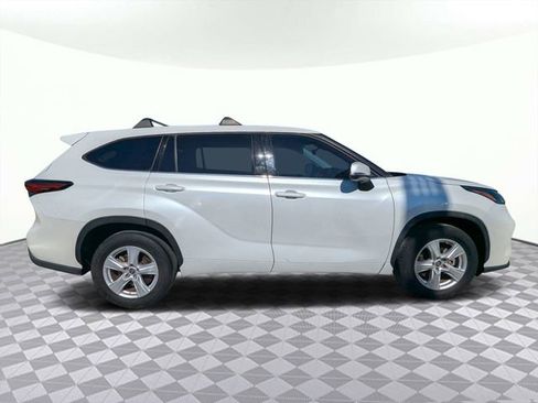 Used 2022 Toyota Highlander L FWD image 2