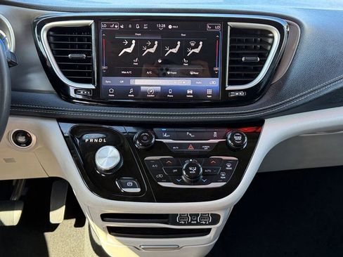 Used 2023 Chrysler Pacifica Touring-L image 14