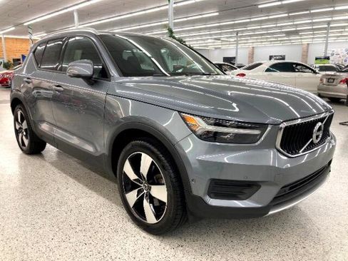 Used 2019 Volvo XC40 T5 Momentum image 2