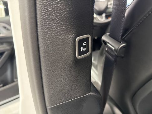 Used 2025 Chrysler Pacifica Select FWD image 39