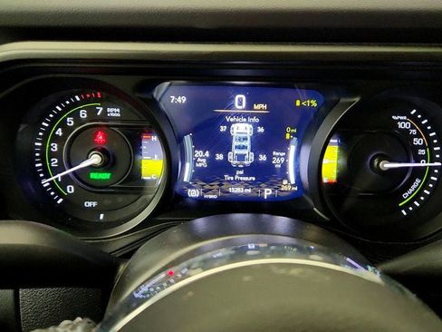 Used 2025 Jeep Wrangler Unlimited Sahara AWD/4WD image 13