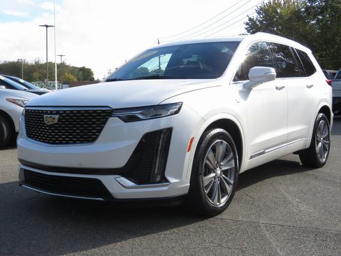 Used 2022 Cadillac XT6 Premium Luxury image 2