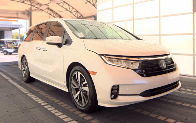Used 2022 Honda Odyssey Touring image 2
