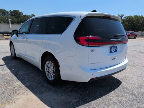Used 2025 Chrysler Pacifica Select FWD image 5