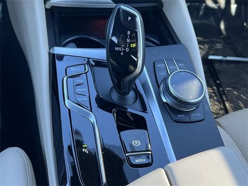 Used 2022 BMW 540i w/ Premium Package image 17