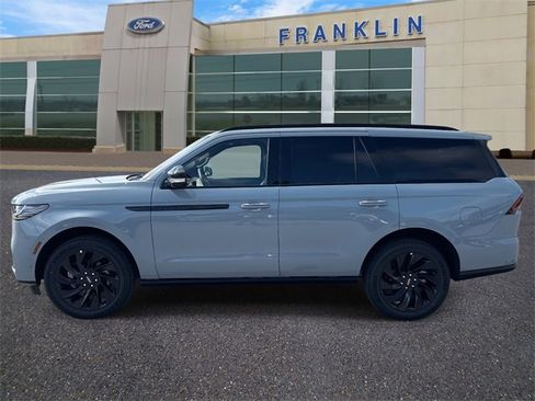 New 2025 Lincoln Navigator Reserve w/ Jet Appearance Package image 4