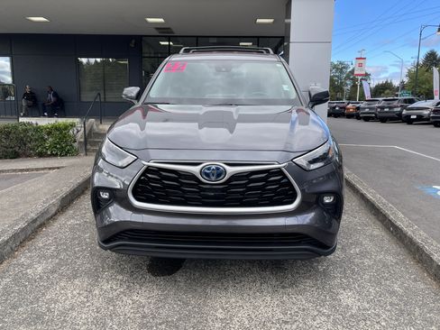 Used 2022 Toyota Highlander LE AWD/4WD image 2