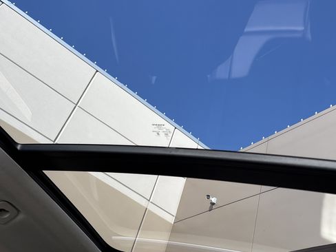 Used 2025 Volvo XC40 B5 Plus image 18