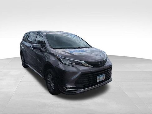 Used 2021 Toyota Sienna XLE AWD/4WD image 2