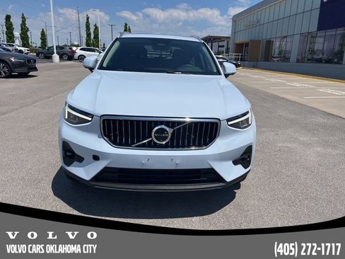Certified 2025 Volvo XC40 B5 Plus AWD/4WD image 2