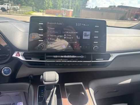Used 2022 Toyota Sienna XLE FWD image 40