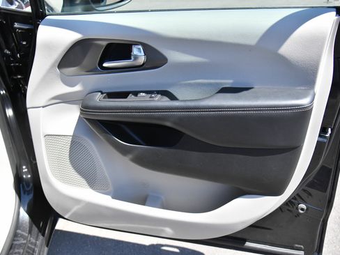 Used 2023 Chrysler Pacifica Touring-L FWD image 49