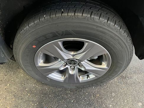 Used 2025 Toyota RAV4 XLE image 32