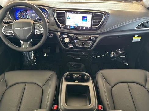New 2026 Chrysler Pacifica Select image 10
