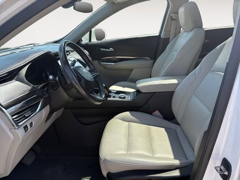 Used 2019 Cadillac XT4 Luxury w/ Cold Weather Package FWD image 9