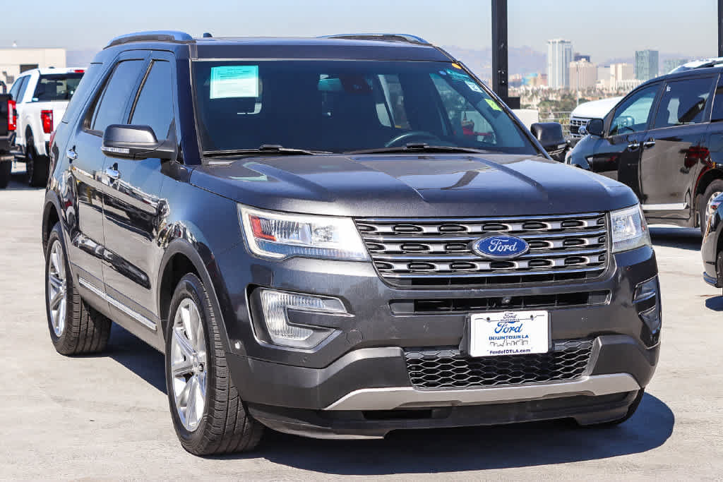 Used 2017 Ford Explorer Limited w/ Equipment Group 303A AWD/4WD image 3