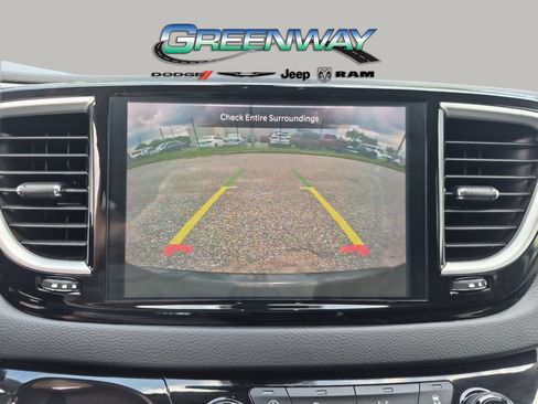 Used 2023 Chrysler Pacifica Touring-L FWD image 18