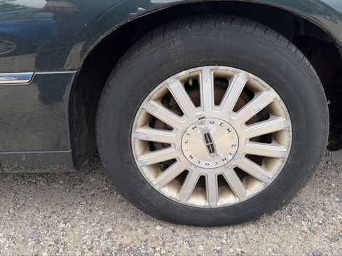 Used 2003 Lincoln Town Car Signature RWD image 11