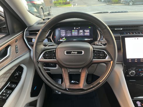 Used 2022 Jeep Grand Cherokee Summit w/ Advanced Protech Group IV AWD/4WD image 18