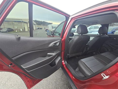 Certified 2025 Chevrolet Trax LT w/ LT Convenience Package image 11