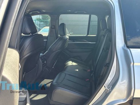 Used 2025 Jeep Grand Cherokee Limited AWD/4WD image 40