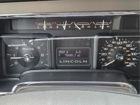 Used 2012 Lincoln Navigator 4WD image 18