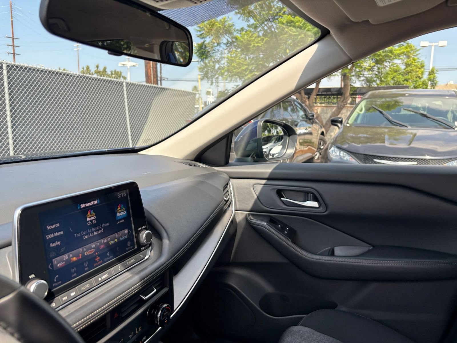 Used 2025 Nissan Rogue SV FWD image 36