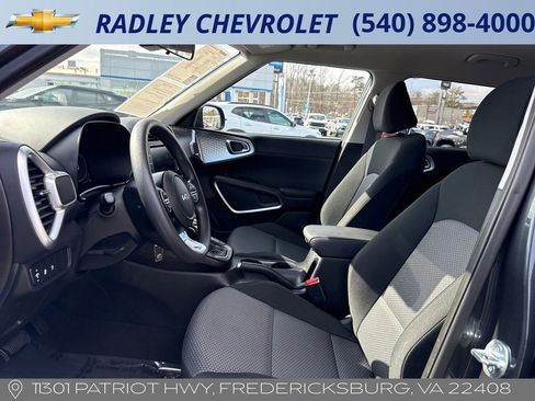 Used 2025 Kia Soul LX w/ LX Technology Package image 3